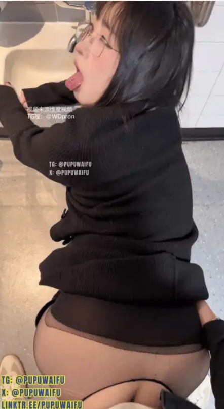 噗噗 (waifupupu) 12.13 反差婊开裆黑丝公共厕所啪啪 真刺激~ [1v+731M]