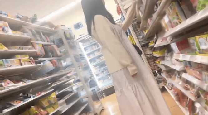 超市极限抄底偷拍连衣裙反差婊穿个珍珠情趣内裤骚逼大… [1v+1.2G]