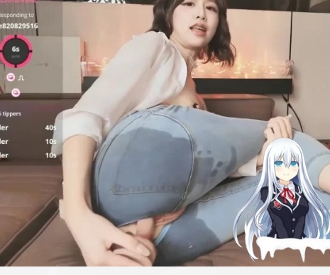 KIKI酱 开档牛仔裤激情大秀 超爽淫荡自慰 高潮不断淫水狂… [1v+642M]