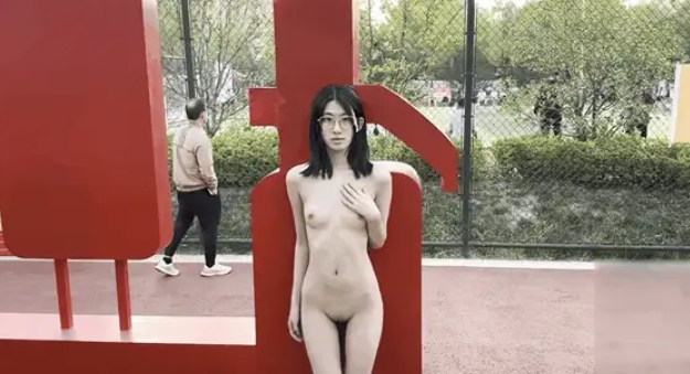 苗条文静眼镜美少女各种户外场景大胆露出，天桥，江边… [26v+1.2G]