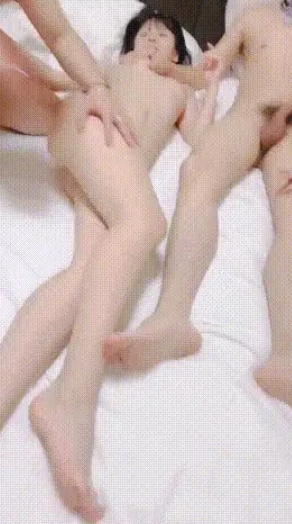 [像郑爽一样的甜妹子]终于搞双飞群P，三女三男，18岁… [1v+965M]